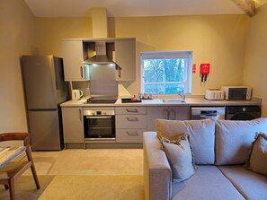 Fridge, microwave, oven, dishwasher - Stylish, and newly renovated penthouse apartment - Pass the Keys (Shrewsbury)