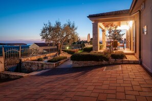 Terrace/patio - Unique villa with saltwater pool, panoramic views, bikes, trampoline, table tennis (VIŠNJAN)