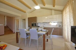 Coffee/tea maker, fridge, stovetop, dishwasher - Unique villa with saltwater pool, panoramic views, bikes, trampoline, table tennis (VIŠNJAN)