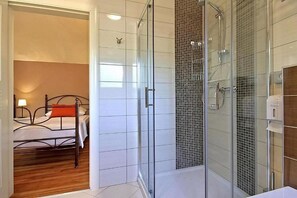 Shower, hair dryer, towels - Unique villa with saltwater pool, panoramic views, bikes, trampoline, table tennis (VIŠNJAN)
