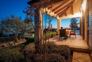 Outdoor dining - Unique villa with saltwater pool, panoramic views, bikes, trampoline, table tennis (VIŠNJAN)