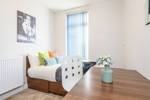 Een strijkplank/strijkijzer, gratis wifi, beddengoed