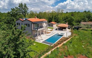 Exterior - Fantastic villa with sauna, whirlpool, private pool, cot, billiards, BBQ (Kaštelir)