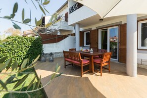 Outdoor dining - Dog-friendly holiday home just 700 metres from the beach with barbecue and washing machine (Porec)