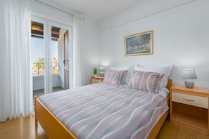 Desk, free WiFi, bed sheets - Dog-friendly holiday home just 700 metres from the beach with barbecue and washing machine (Porec)