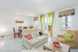 Living area - Dog-friendly holiday home just 700 metres from the beach with barbecue and washing machine (Porec)