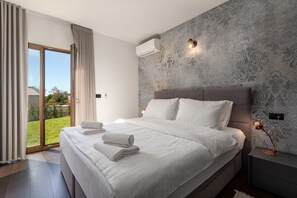 Desk, free WiFi, bed sheets - Picturesque stone villa with private pool, fantastic panoramic views, garden and barbecue (Višnjan)