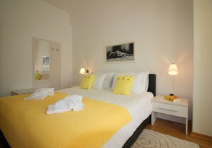 Desk, free WiFi, bed sheets - Idyllic apartment with children's playground in front of the building and only 700 metres from the beach (Porec)