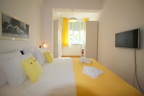 Desk, free WiFi, bed sheets - Idyllic apartment with children's playground in front of the building and only 700 metres from the beach (Porec)