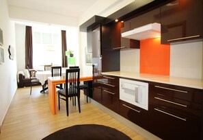 Fridge, microwave, stovetop, dishwasher - Idyllic apartment with children's playground in front of the building and only 700 metres from the beach (Porec)