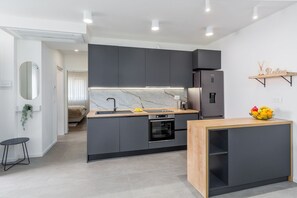 Fridge, microwave, stovetop, dishwasher - Luxury apartment with mosquito nets, good restaurant around the corner, WiFi, sun loungers (Porec)
