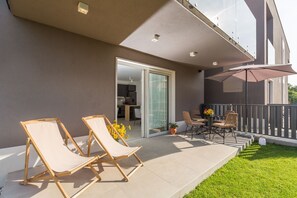 Outdoor dining - Luxury apartment with mosquito nets, good restaurant around the corner, WiFi, sun loungers (Porec)