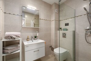 Shower, hair dryer, towels, toilet paper - Dog-friendly apartment with Mediterranean garden - 600 metres from the beach (Porec)