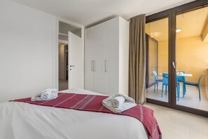 Een bureau, gratis wifi, beddengoed