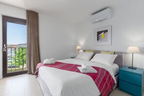 Desk, free WiFi, bed sheets - Extravagant apartment in a perfect location – 300 metres from the beach and 100 metres from the centre (Porec)