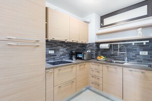 Fridge, microwave, stovetop, dishwasher - Extravagant apartment in a perfect location – 300 metres from the beach and 100 metres from the centre (Porec)