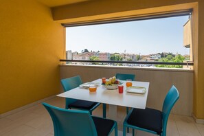 Outdoor dining - Extravagant apartment in a perfect location – 300 metres from the beach and 100 metres from the centre (Porec)