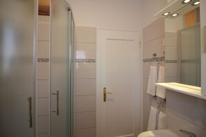 Shower, hair dryer, towels - Charming apartment right on the promenade of Porec with sea view (Porec)