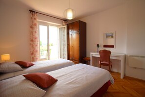 Desk, free WiFi, bed sheets - Charming apartment right on the promenade of Porec with sea view (Porec)