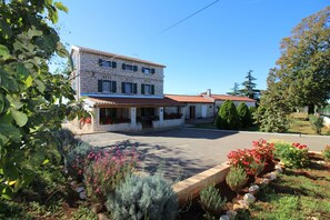 Exterior - Authentic stone house with garden, barbecue, playground, trampoline (Kastelir)