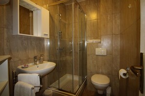 Shower, towels - Authentic stone house with garden, barbecue, playground, trampoline (Kastelir)