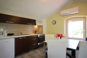 Fridge, stovetop, coffee/tea maker, toaster - Authentic stone house with garden, barbecue, playground, trampoline (Kastelir)