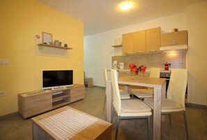 Dining - Authentic stone house with garden, barbecue, playground, trampoline (Kastelir)