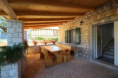 Authentisches Steinhaus mit Garten, Grill, Spielplatz, Trampolin