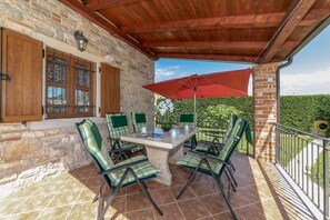 Outdoor dining - Mediterranean villa with private saltwater pool, cot, hot tub, table tennis, playground (Višnjan)