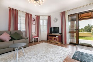 Ping pong - Mediterranean villa with private saltwater pool, cot, hot tub, table tennis, playground (Višnjan)