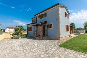 Exterior - Mediterranean villa with private saltwater pool, cot, hot tub, table tennis, playground (Višnjan)
