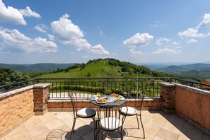 Outdoor dining - Stunning villa with magnificent panoramic views, private pool, children's swing, BBQ (VIŽINADA)