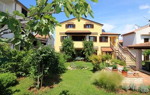 Exterior - Charming apartment just 700 metres from the beach with garden, washing machine, WiFi (Porec)