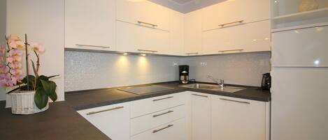 Frigorifero, microonde, piano cottura, lavastoviglie