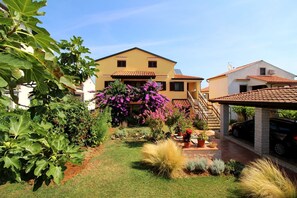 Exterior - Idyllic apartment just 700 metres from the beach with balcony, garden and WiFi (Porec)