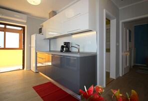 Fridge, microwave, stovetop, dishwasher - Idyllic apartment just 700 metres from the beach with balcony, garden and WiFi (Porec)