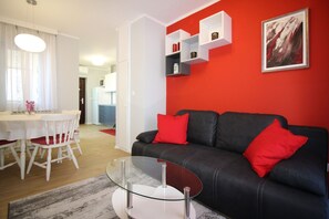 Living area - Idyllic apartment just 700 metres from the beach with balcony, garden and WiFi (Porec)