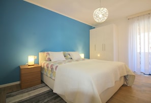 2 bedrooms, desk, free WiFi, bed sheets - Idyllic apartment just 700 metres from the beach with balcony, garden and WiFi (Porec)