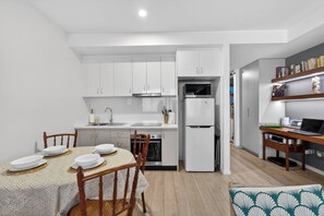 Fridge, microwave, oven, stovetop - Harbour Bridge Lookout Walk to Local Favourites (Potts Point)