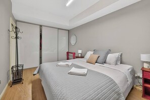 Desk, WiFi, bed sheets - Harbour Bridge Lookout Walk to Local Favourites (Potts Point)