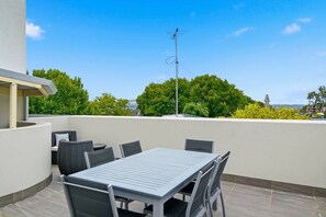 Outdoor dining - Harbour Bridge Lookout Walk to Local Favourites (Potts Point)