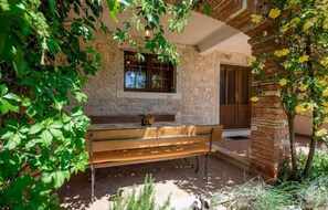 Outdoor dining - Rustic and authentic holiday home with barbecue, cot and dog-friendly (Kastelir)