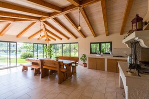 Dining - Dog-friendly apartment with pool, children's playground, outdoor kitchen, barbecue (Sv.Lovrec)