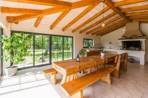 Dining - Dog-friendly apartment with pool, children's playground, outdoor kitchen, barbecue (Sv.Lovrec)