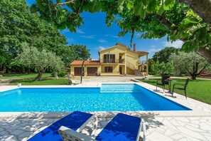 Pool - Dog-friendly apartment with pool, children's playground, outdoor kitchen, barbecue (Sv.Lovrec)