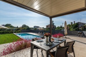 Outdoor dining - Stunning stone villa with private saltwater pool and well-known tavern around the corner (Porec)