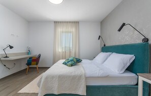 Escritorio, wifi gratis y ropa de cama 