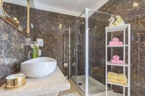 Shower, hair dryer, towels - Picturesque, dog-friendly holiday home just 400 metres from the beach with BBQ, cot (Porec)