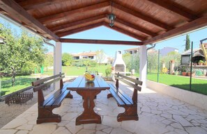 Outdoor dining - Picturesque, dog-friendly holiday home just 400 metres from the beach with BBQ, cot (Porec)