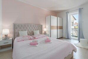 Desk, free WiFi, bed sheets - Picturesque, dog-friendly holiday home just 400 metres from the beach with BBQ, cot (Porec)